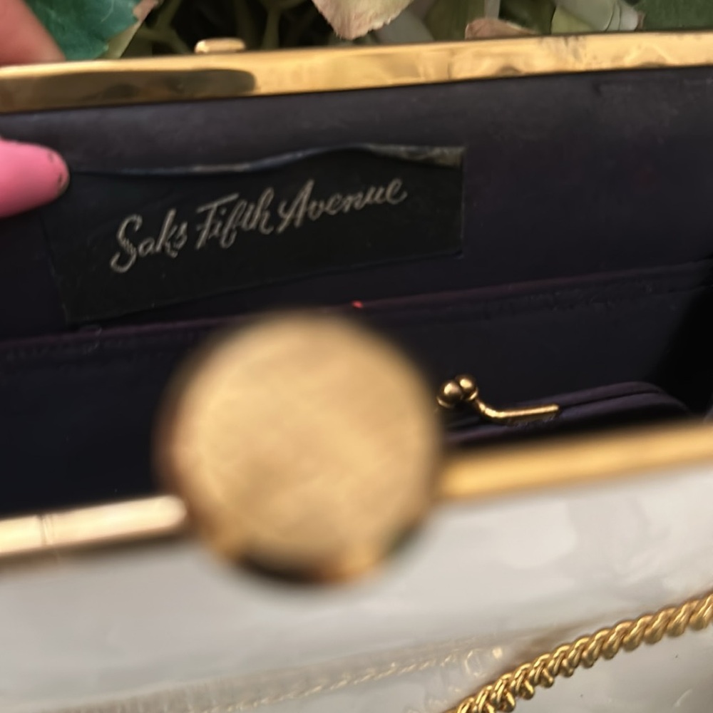 Vintage Saks, Fifth Avenue ladies white clutch - Picture 5 of 7